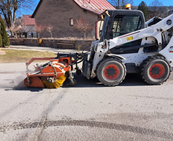 Čistenie chodníkov, ulíc a komunikácií v meste